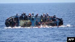 Sebuah kapal besar yang membawa lebih dari 500 migran terbalik di lepas pantai Libya hari Rabu (25/5).