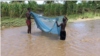 Crianças pescam em Nhamatanda, Sofala, Moçambique (Foto de Arquivo)