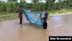 Crianças pescam em Nhamatanda, Sofala, Moçambique (Foto de Arquivo)