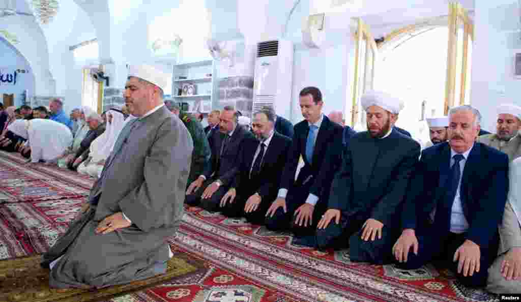 بشار الاسد رئیس جمهور سوریه حین ادای نماز عید در شهر حما، سوریه