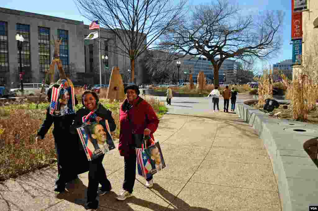 Des femmes tenant des objets de souvenir de l&#39;Investiture &agrave;&nbsp; Washignton, DC, 20 janvier, 2013. (VOA / D. Manis)