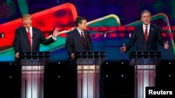 지난달 15일 미국 라스베가스에서 열린 공화당 대선 후보 토론회에서 도널드 트럼프(왼쪽부터), 테드 크루즈, 젭 부시 후보가 설전을 벌였다.