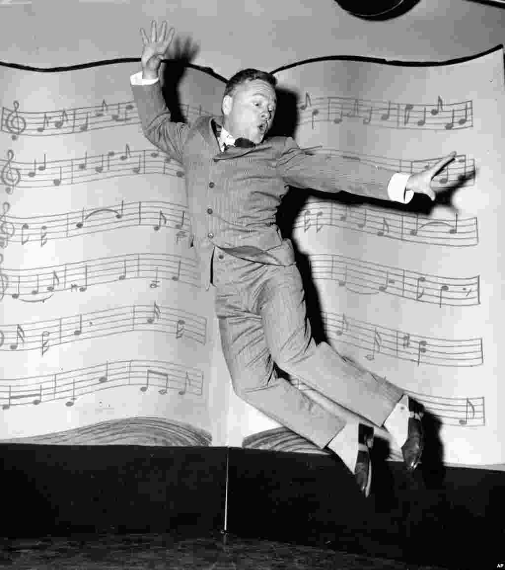 Actor, singer and dancer Mickey Rooney, wearing spats and a pinstriped suit, performs a dance routine during a rehearsal for the television show &quot;George M. Cohan Story&quot; in Hollywood, California, March 19, 1957.&nbsp;