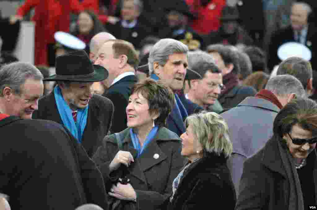 Senator John Kerry, kandidat menteri luar negeri pengganti Hillary Rodham Clinton, tampak ada di antara para hadirin.