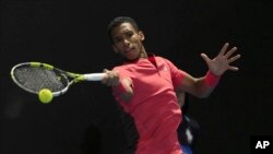 Petenis Kanada Felix Auger-Aliassime meluncurkan pukulan forehand dalam laga melawan Alejandro Davidovich Fokina dari Spanyol di babak kedua Australia Terbuka pada 15 Januari 2025. (Foto: AP/Asanka Brendon)