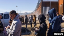 Migrantes de Nicaragua y Ecuador y otras nacionalidades se muestran esperando en fila para ser procesados ​​por la Patrulla Fronteriza de Estados Unidos en El Paso, Texas, EE. UU. 4 de enero de 2023. REUTERS/Paul Ratje