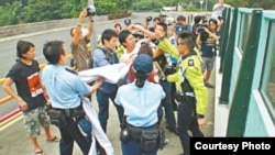 社民连吴文远在前国家主席胡锦涛2012年访港期间抗议（苹果日报图片）