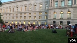 Para pengunjung menikmati konser musik di halaman Library of Congress di Washington DC (Foto: VOA/Made Yoni).