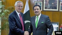 Duta Besar AS untuk Pakistan Cameron Munter (kiri) bersama Mendagri Pakistan Rehman Malik di islamabad (foto: dok.).