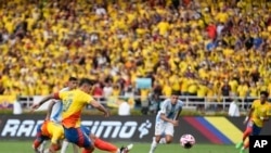 El colombiano James Rodríguez marca un penal, el segundo gol de su equipo, contra Argentina durante un partido de fútbol de clasificación para la Copa Mundial de la FIFA 2026. AFP