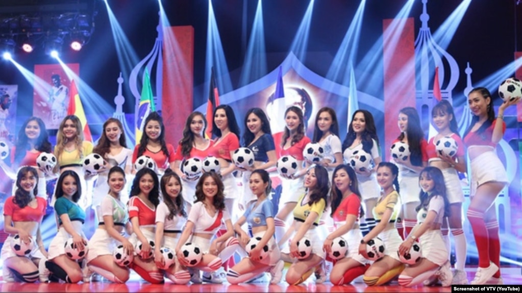 Các cô gái tham gia chương trình "Nóng cùng World Cup" trên VTV. Việc dùng phụ nữ cho chương trình này của VTV bị chỉ trích là "coi thường phụ nữ đội lốt tôn vinh." (Ảnh chụp màn hình của VTV trên Youtube)
