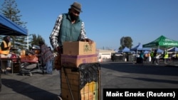 Продовольчий банк у Лос-Анджелесі роздає іжу до Дня Подяки