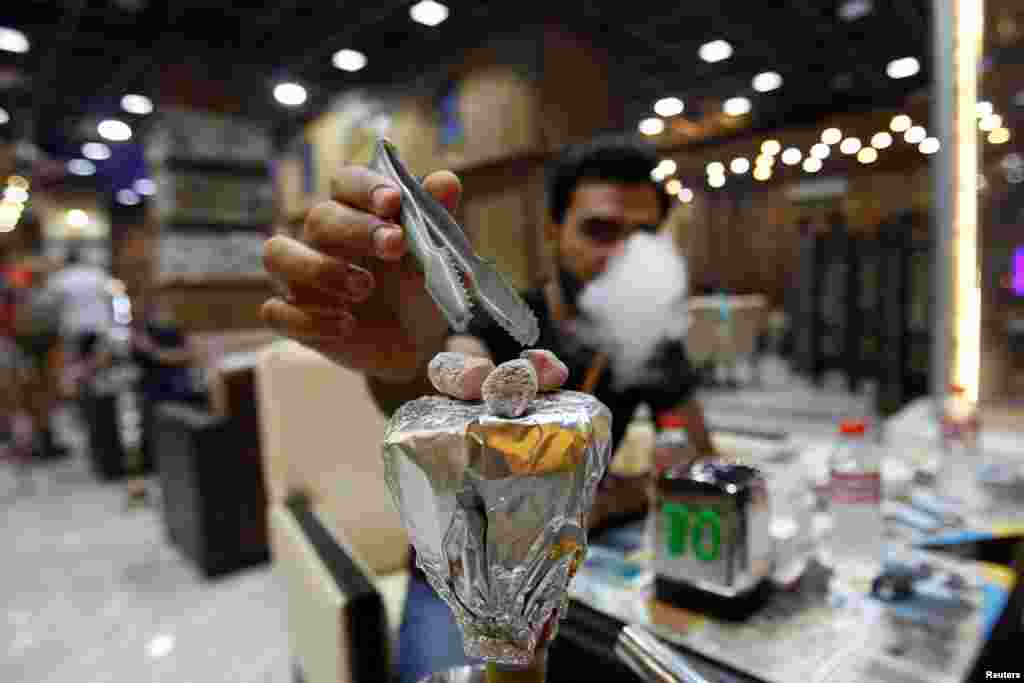 بعض کیفے اور ہوٹلز میں شیشہ کلب بھی کھلے ہوئے ہیں حالاں کہ تمباکو نوشی پر پابندی کے قانون مجریہ 2002 کے مطابق پاکستان میں عوامی مقامات پر تمباکو اور شیشہ نوشی منع ہے۔ صرف پاکستان میں ہی نہیں بلکہ پوری دنیا میں شیشے کا استعمال عام ہوتا جا رہا ہے۔ &nbsp;