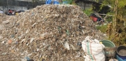 Sampah plastik yang sudah tidak terpilah ini yang dijual menjadi bahan bakar pabrik tahun dan krupuk