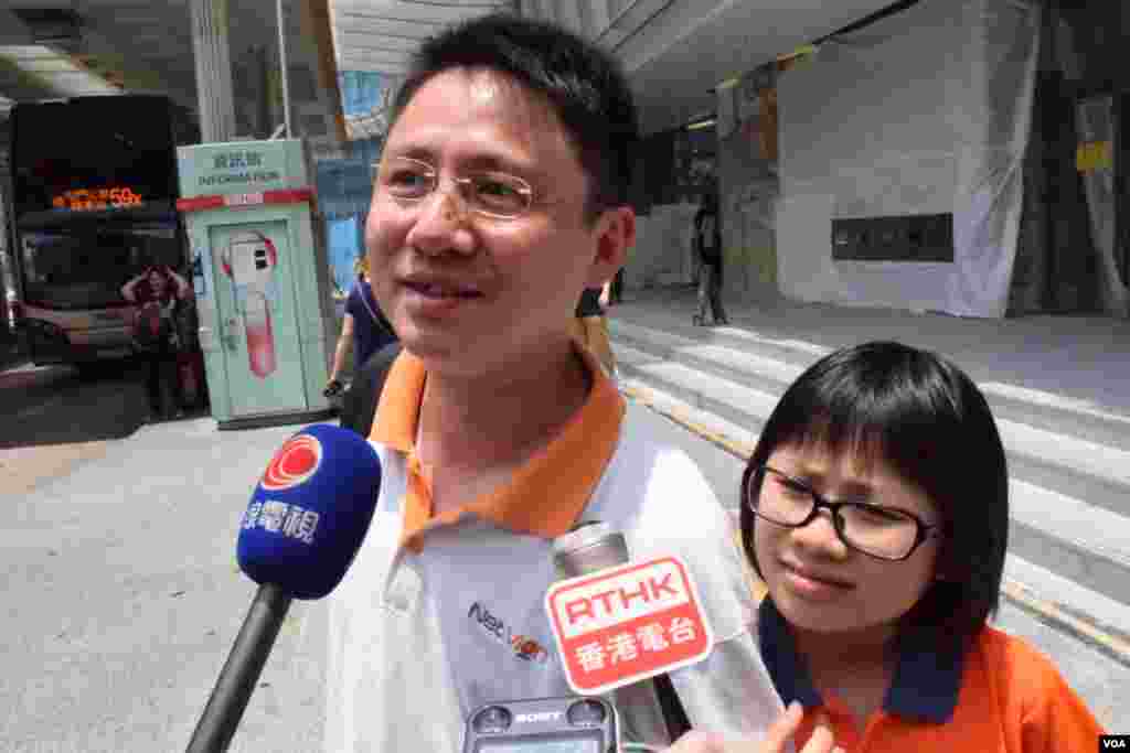 香港市民朱先生表示，對政改方案持平，沒有支持港府或泛民，但10歲的女兒朱同學則反對「袋住先」(美國之音湯惠芸拍攝)