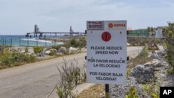Un letrero de aviso a la entrada de la Terminal Brasil de PDVSA/BOPEC Brasil en Rincon Bonaire, en la isla caribeña holandesas de Bonaire, el siete de mayo del 2018. Aquí Venezuela refina y almacena crudo. 
