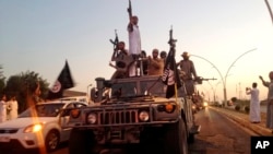 이슬람 수니파 무장단체 ISIL이 지난해 6월 이라크 모술에서 군사행진을 하고 있다.
