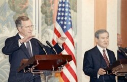 1992년 1월 6일 서울에서 노태우 한국 대통령(오른쪽)과 조지 부시 미국 대통령이 미한정상회담에 이어 공동 기자회견을 했다.