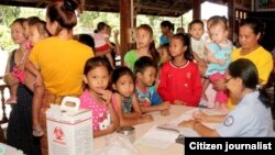 ພວກ​ເດັກ​ນ້ອຍ​ນັກ​ຮຽນ​ແລະ​ພໍ່​ແມ່ ກວດ​ສຸ​ຂ​ະພາບ