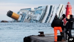 Tàu du lịch Costa Concordia bị mắc cạn ngoài khơi đảo Giglio, ngày 18/1/2012.