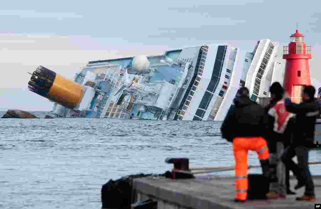 Kapal pesiar Costa Concordia terguling di laut dekat Pulau Tuscan di Giglio, Italia setelah menabrak karang (18/1). Sedikitnya 30 orang tewas dan kapten kapal didakwa dengan pembantaian dan penelantaran kapal.