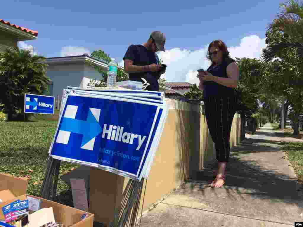 Hillary Clinton volunteers walk through Little Havana trying to seek votes for the Democratic candidate ahead of the March 15, 2016, primary in Florida. (C. Mendoza/VOA)