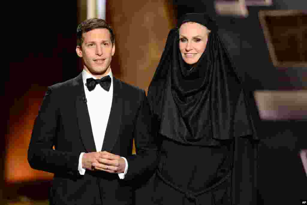 جین لینچ (راست) مجری آمریکایی و از برندگان جایزه امی برای برنامه تلویزیونی &quot;هالیوود گیم نایت شو&quot; در کنار اندی سامبرگ از مجریان مراسم امی ۲۰۱۵