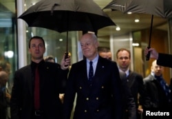 U.N. mediator for Syria Staffan de Mistura (R) arrives for a news conference on the Syrian peace talks outside President Wilson hotel in Geneva, Switzerland Feb. 3, 2016.