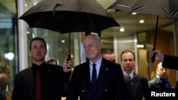 U.N. mediator for Syria Staffan de Mistura (R) arrives for a news conference on the Syrian peace talks outside President Wilson hotel in Geneva, Switzerland, Feb. 3, 2016. 