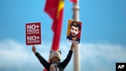 En España también se han presentado manifestaciones en favor de los presos políticos en Venezuela. Esta imagen del líder de la oposición encarcelado, Leopoldo López, durante una protesta por su liberación, este sábado 18 de febrero de 2017.