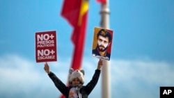 En España también se han presentado manifestaciones en favor de los presos políticos en Venezuela. Esta imagen del líder de la oposición encarcelado, Leopoldo López, durante una protesta por su liberación, este sábado 18 de febrero de 2017.
