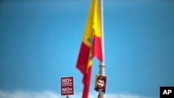 En España, venezolanos se han manifestado en el pasado por la liberación de los presos políticos en Venezuela. Esta imagen del líder de la oposición encarcelado, Leopoldo López, en una protesta entonces por su liberación, el sábado 18 de febrero de 2017.