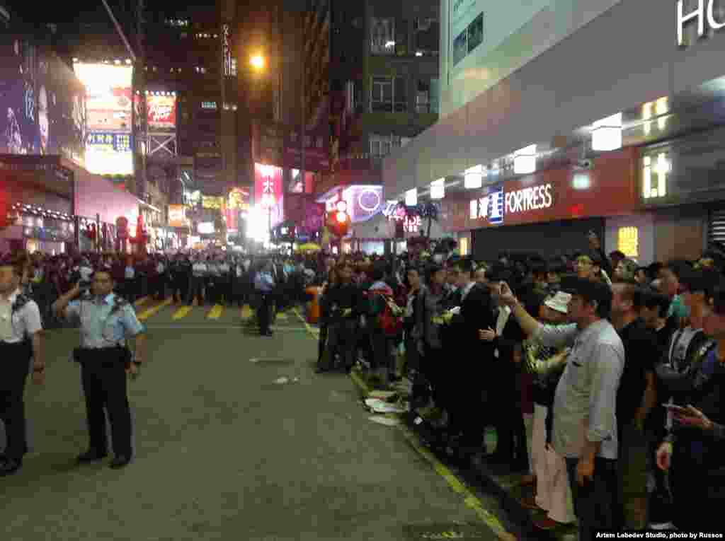 香港街头警民对峙数千人围观 (美国之音海彦拍摄)