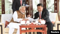시진핑 중국 국가주석(오른쪽)과 나렌드라 모디 인도 총리가 28일 중국 후베이성 우한의 동후의 배 위에서 차를 마시며 대화를 나누고 있다.