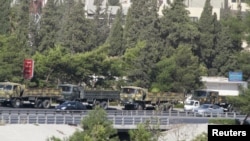 9月20日一个叙利亚军用卡车车队在大马士革附近行驶