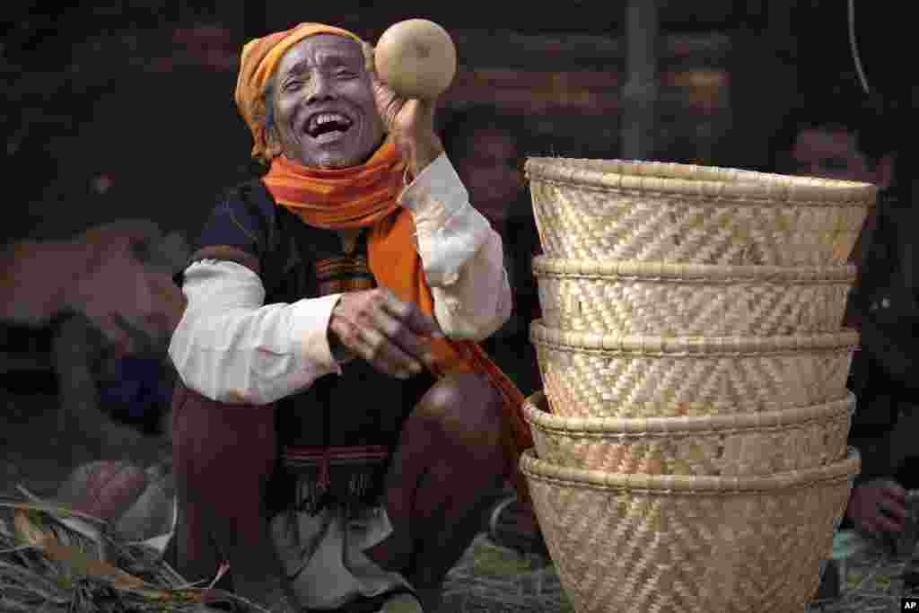 Seorang warga suku Tiwa tertawa saat ia berpartisipasi dalam festival Jonbeel dekat Jagiroad, India. Beberapa komunitas suku termasuk Tiwa, Karbi, Khasi, dan Jaintiayang yang tinggal di bukit-bukit sekitar wilayah tersebut datang dalam jumlah besar ikut ambil bagian dalam festival tersebut dan melakukan pertukaran barang melalui barter dan tidak dengan uang. &nbsp;