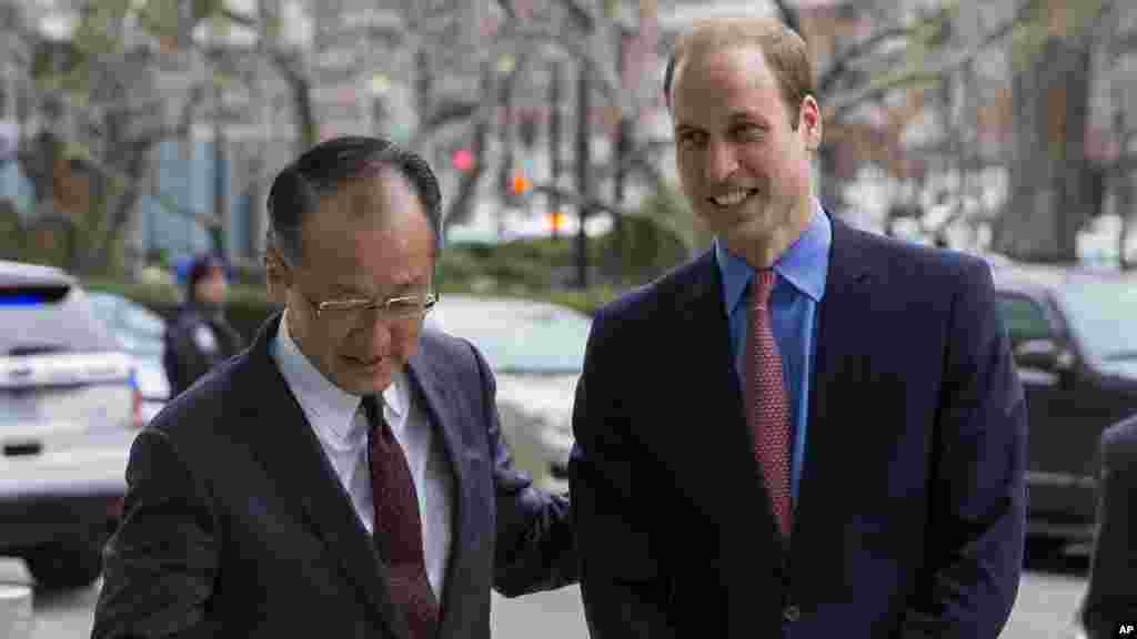 Le prince William est accueilli par le Président de la Banque mondiale Jim Yong Kim avant de parler sur le transport illégal de parties d&#39;animaux sauvages à travers les frontières au cours d&#39;un événement de l&#39;Alliance Internationale d&#39;Investigateurs de la Corruption, à la Banque mondiale à Washington, DC, le 8 décembre 2014.