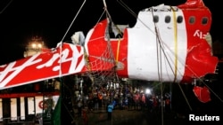 Bangkai pesawat AirAsia QZ8501 diangkat ke kapal di Pelabuhan Kumai, dekat Pangkalan Bun, Kalimantan Tengah, 11 Januari 2015.