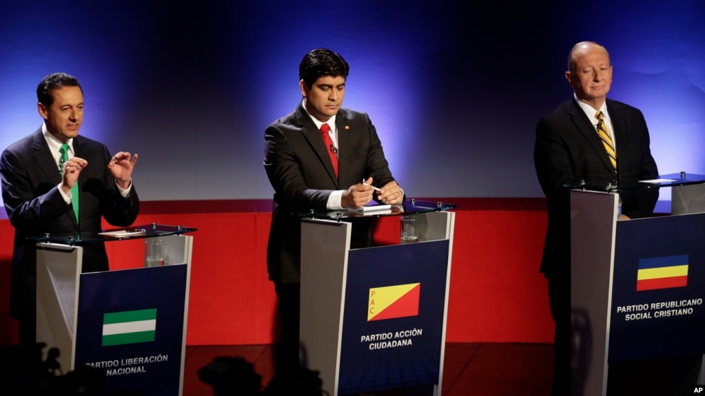 Antonio Álvaraez Desanti del Partido Liberación Nacional (izquierda), respone a una pregunta durante un debate televisivo en anticipación a la elección presidencial en Costa Rica el domingo, 4 de febrero de 2018, flanqueado por Carlos Alvarado Quesada del Partido Acción Ciudadana y Rodolfo Hernández Gómez, del Partido Social Cristiano Republicano.