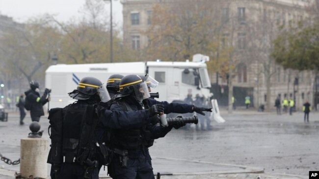 La situación en París contrastaba con la de otras regiones del país, donde las protestas y los cortes de tránsito fueron mayoritariamente pacíficos el sábado. FOTO: AP