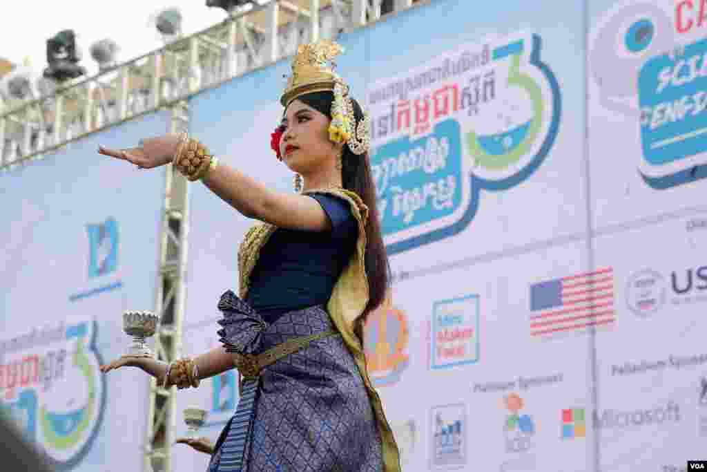 A traditional Khmer dance is featured in the 3rd Science and Engineering Festival in Phnom Penh. (Hean Socheata/VOA Khmer)