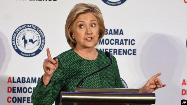 La precandidata presidencial demócrata Hillary Rodham Clinton habla durante un evento de la Conferencia Demócrata de Alabama en Hoover, Alabama, el sábado 17 de octubre de 2015.