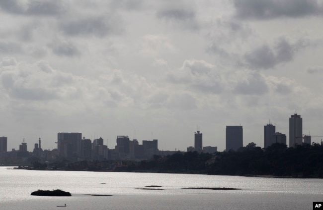 Vue sur le centre d'Abidjan, en Côte d'Ivoire, le 10 mars 2011.