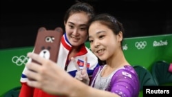 Vận động viên Hàn Quốc Lee Eun-Ju (phải) chụp "ảnh tự sướng" với vận động viên Hong Un Jong của Bắc Triều Tiên.