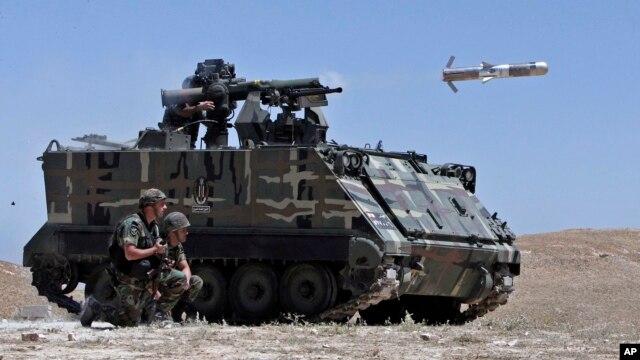 Un vehículo líbanes dispara un misil TOW-II en una demostración del tipo de armas que Estados Unidos ha entregado a los grupos rebeldes sirios.