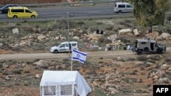 Colonos israelitas ergueram uma estrutura de estanho e tendas na aldeia de al-Baqa, perto do assentamento de Kiryat Arba, a leste de Hebron, Cisjordânia, Dez. 17, 2021.