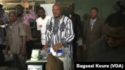 Roch Kaboré du MPP, sur le point de voter à Ouagadougou, dimanche 29 novembre 2015. Il a été élu président du Burkina selon les derniers résultats. (VOA/Bagassi Koura)