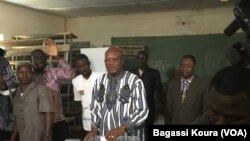 Roch Kaboré du MPP, sur le point de voter à Ouagadougou, dimanche 29 novembre 2015. (VOA/Bagassi Koura)