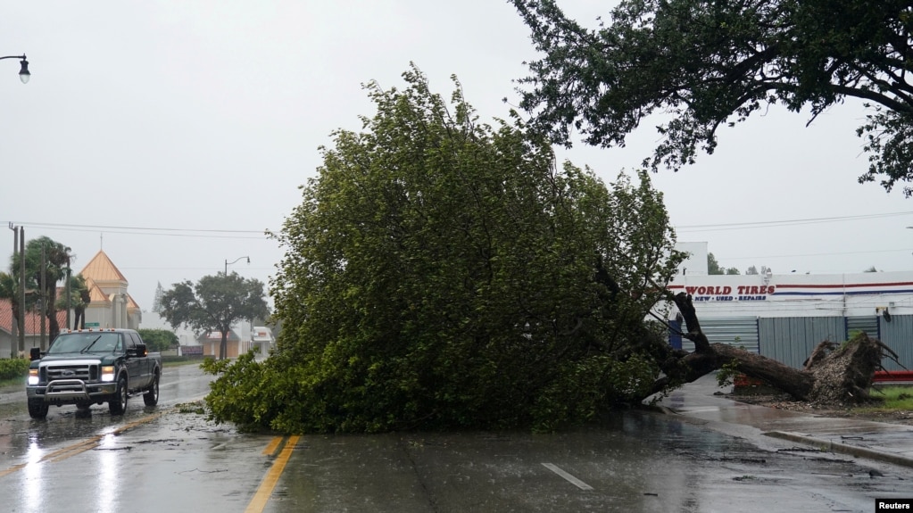 Uragani Irma godet Floridën me shira dhe erëra të fuqishme