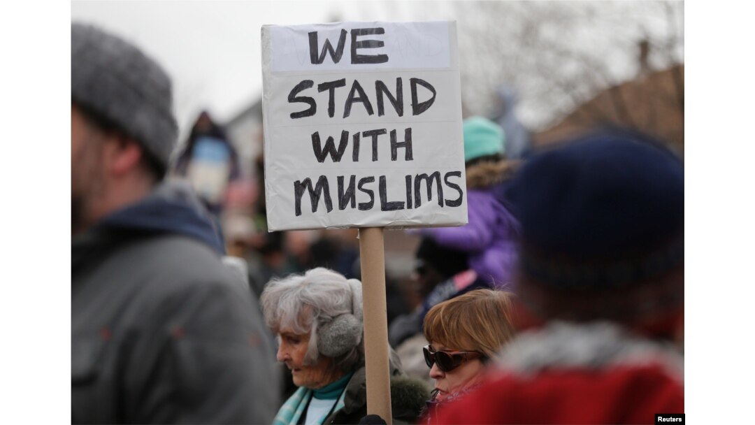 Ratusan pengunjuk rasa di Hamtramck, Michigan, memprotes pelarangan berkunjung ke AS sementara yang ditandatangani oleh Presiden Donald Trump, 29 Januari 2017. (Foto: Reuters)